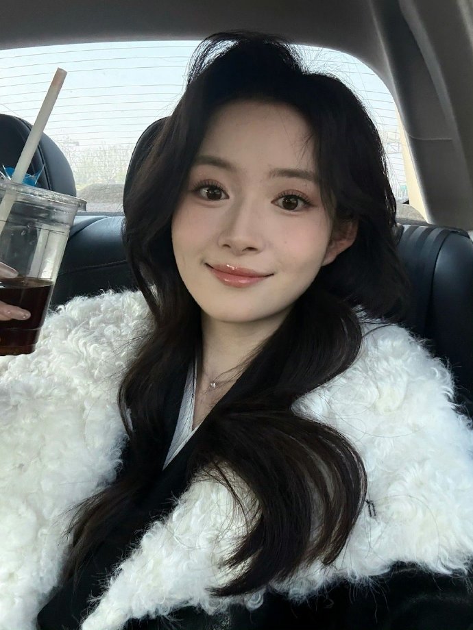 看综艺的时候还觉得她漂亮而且能力挺厉害的但是主持的时候能看出问题