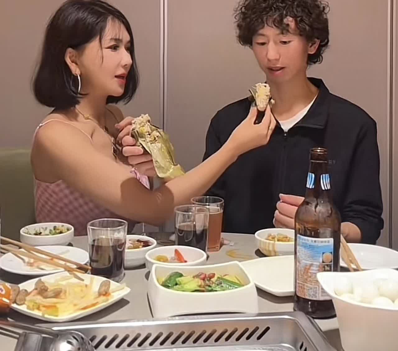 庞麦郎
纯洁的像一张白纸
龚玥菲，人生阅历丰富，而且积极主动热情，虽然面相有