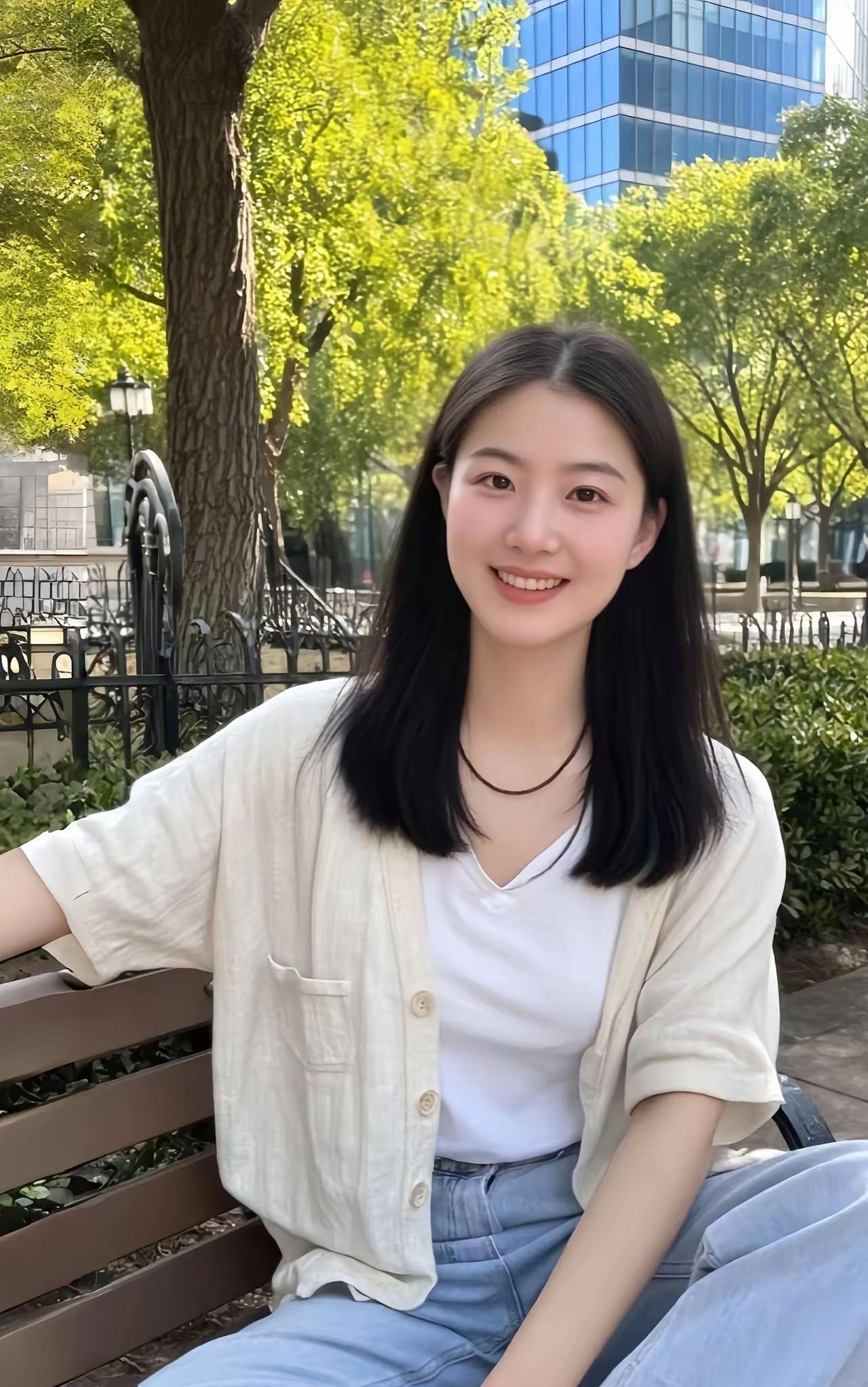 绿树阴中倚长椅，笑看红尘几多愁。
