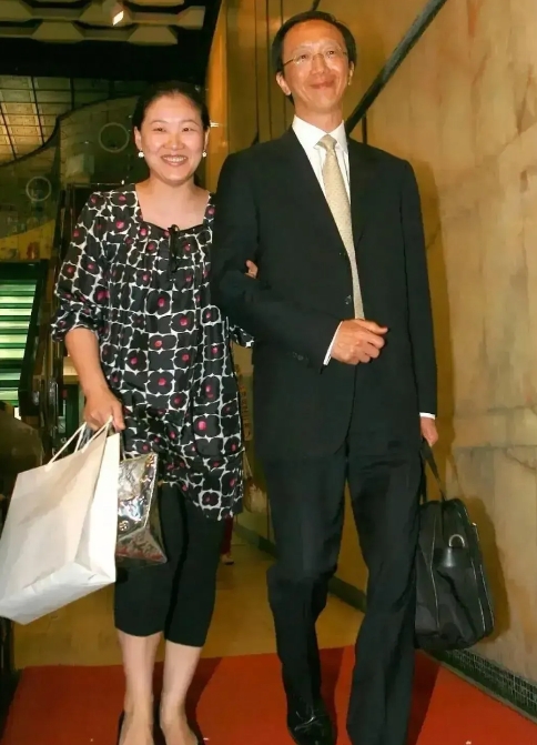 47岁伏明霞和73岁老公梁锦松逛街购物，身穿大妈装，打扮低调，珠圆玉润，挽着老公