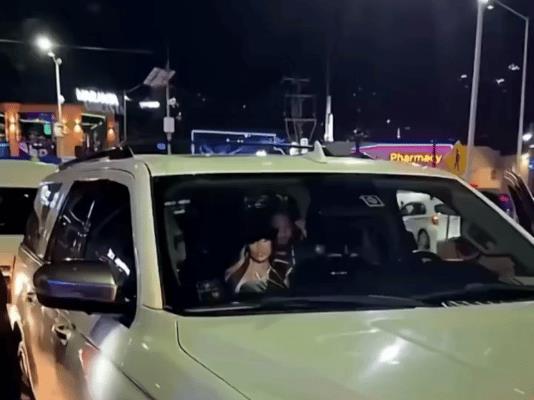 这英格拉姆也是出息了，傍上了比自己咖位大很多的女星，不过，被球迷调侃眼光独特。