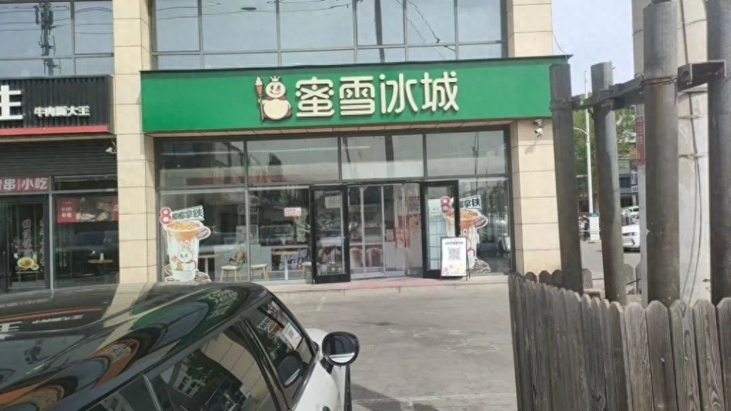 城市店招管理争议：当"统一美学"遇上商业活力，该向左还是向右？