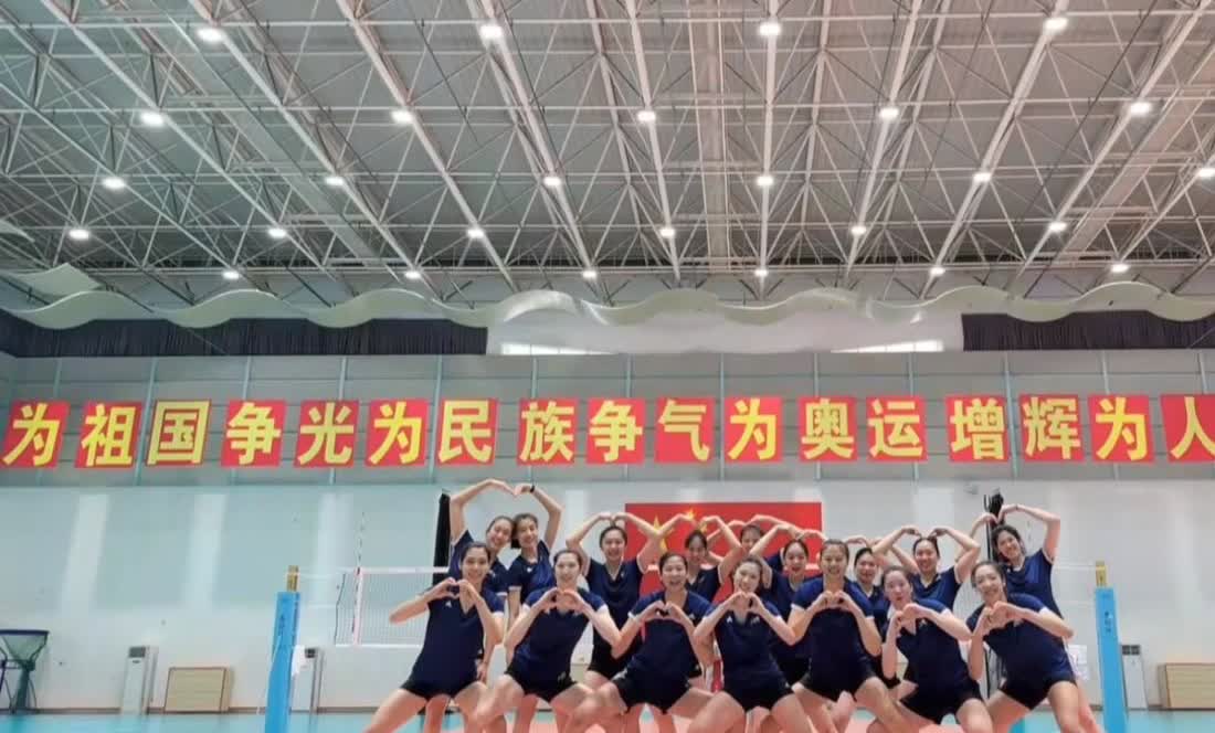 中国女排福建漳州集训杀青！这画风真的很活泼，很像我们年轻的中国女排！这大合照造型