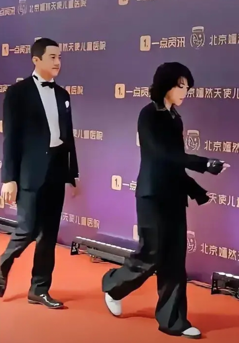 李亚鹏三个女儿，将来，感觉真正能帮到他的只有窦靖童，别看这个不是亲生的。

李亚