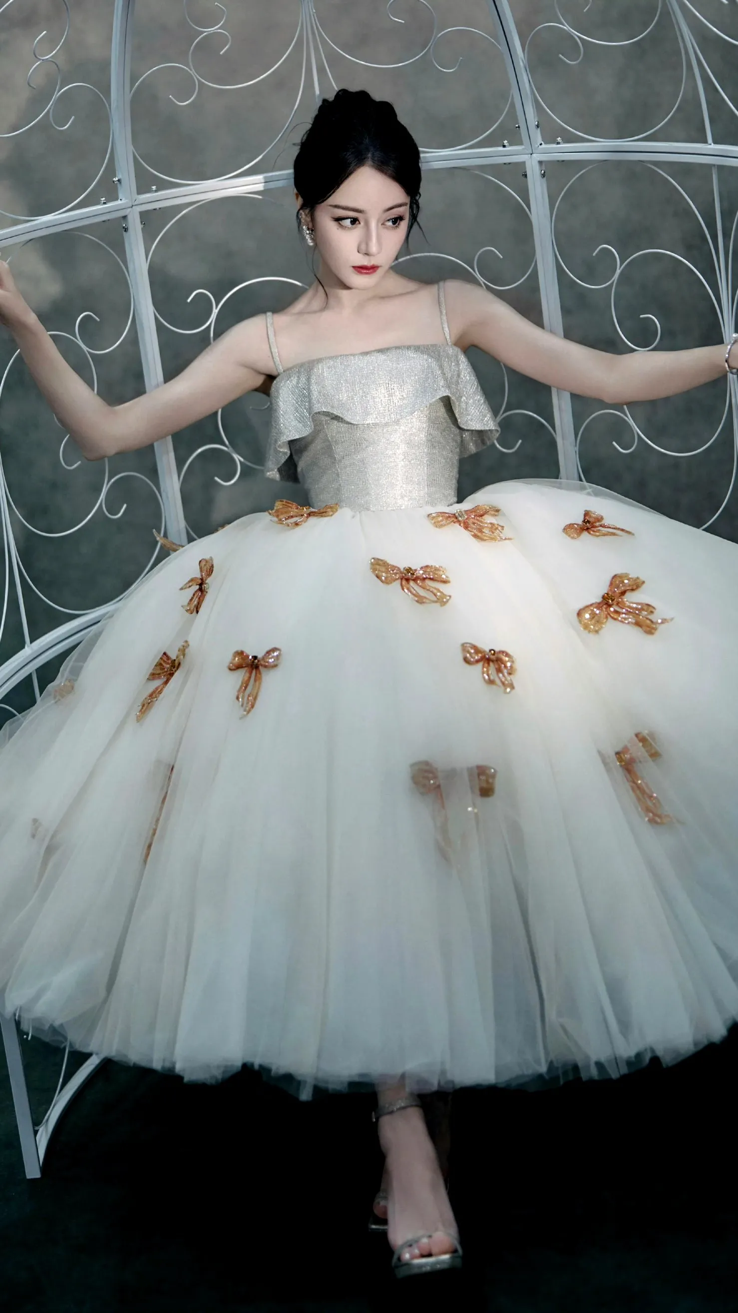 迪丽热巴绝对是让人过目难忘的美女。