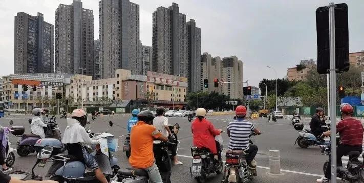 我真是无语了！每次交警严查电瓶车，总会有人跳出来说，为什么不查生产不查销售，偏偏