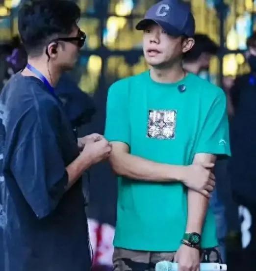 曾毅“脚踹女员工”风波：职场权力失范背后的深思
从争议手表事件余波未平，到曾毅自