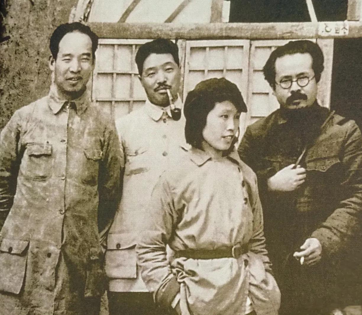 延安时期，贺龙携夫人薛明与彭真，任弼时在一起，亲切交谈，嘘寒问暖，温暖又温馨，笑