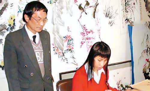 1995年，东莞市殡仪馆内送来了一具已经有味道的女尸，火化工人何亚胜正打算把她推