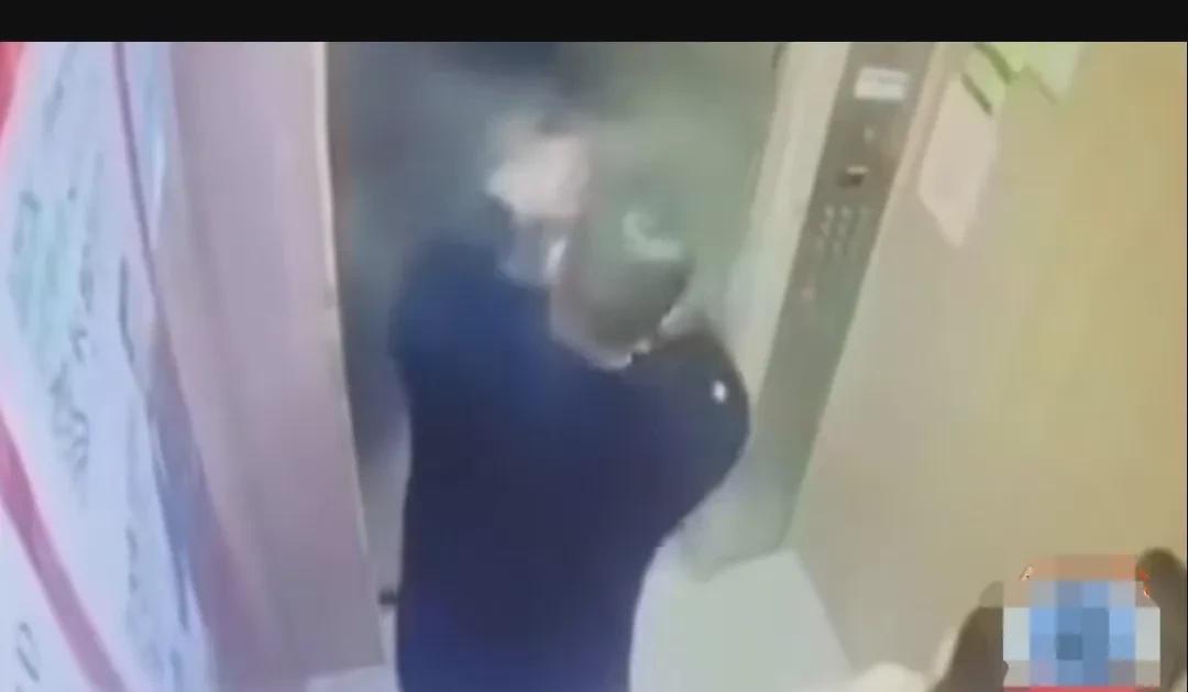 孩子半夜生病，家长紧紧送医，因为嫌电梯太慢，深夜，孩子烧得迷迷糊糊，小脸通红，像