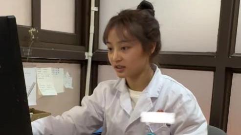 25岁女医生靠收废品年入百万，开宝马穿名牌，市中心有几百平方地