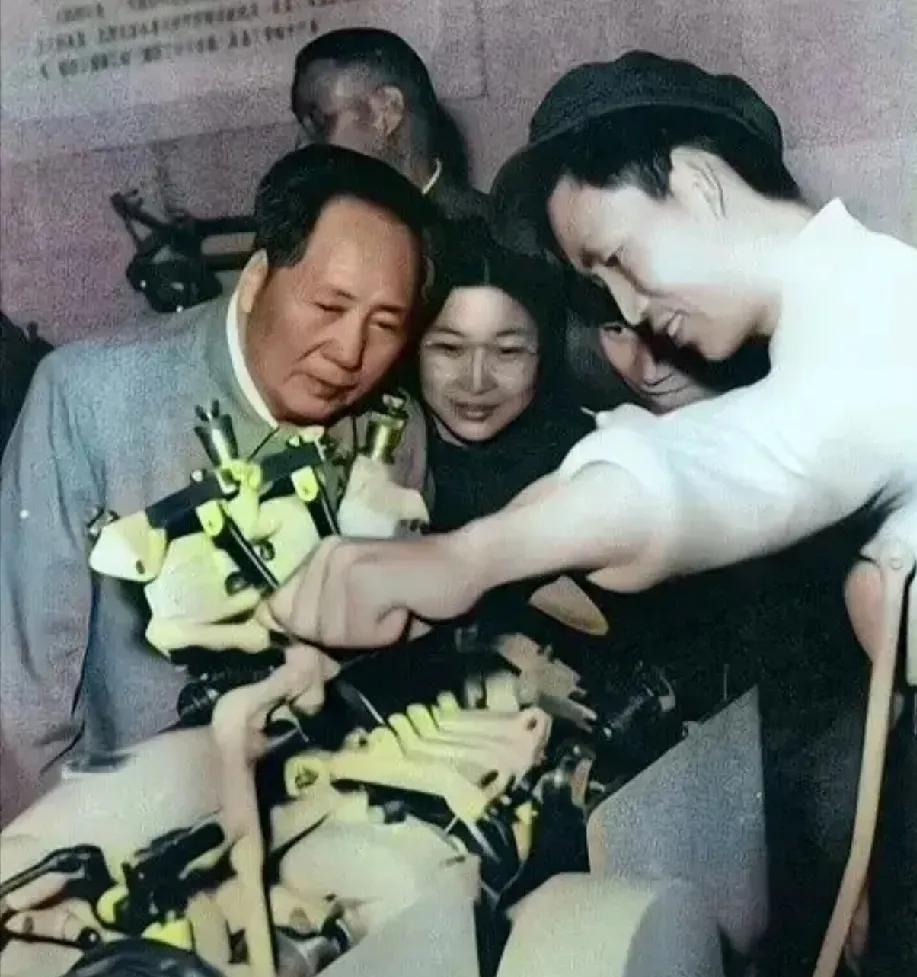 这是毛主席和女儿李敏参观工人操作机器的真实样貌，都看看吧，千古伟人，伟人千古。