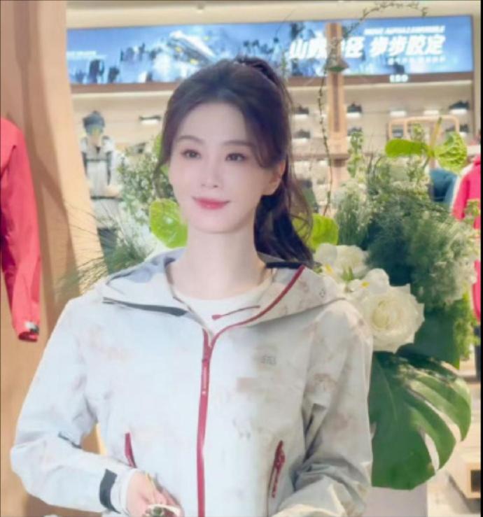 刘诗诗完全就是青春女大学生吧！这高马尾好元气，这么多年怎么就没变呢 ​​​