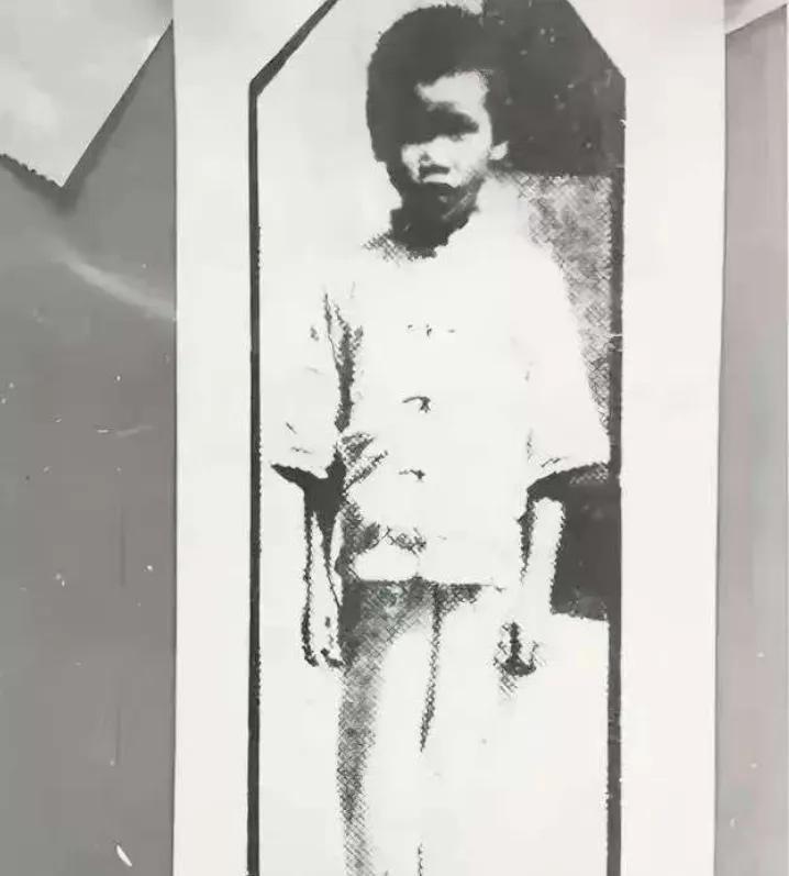 1933年，彭湃8岁的儿子彭士禄在汕头炮台监狱，披着麻袋片，光着脚，吃着霉饭，被