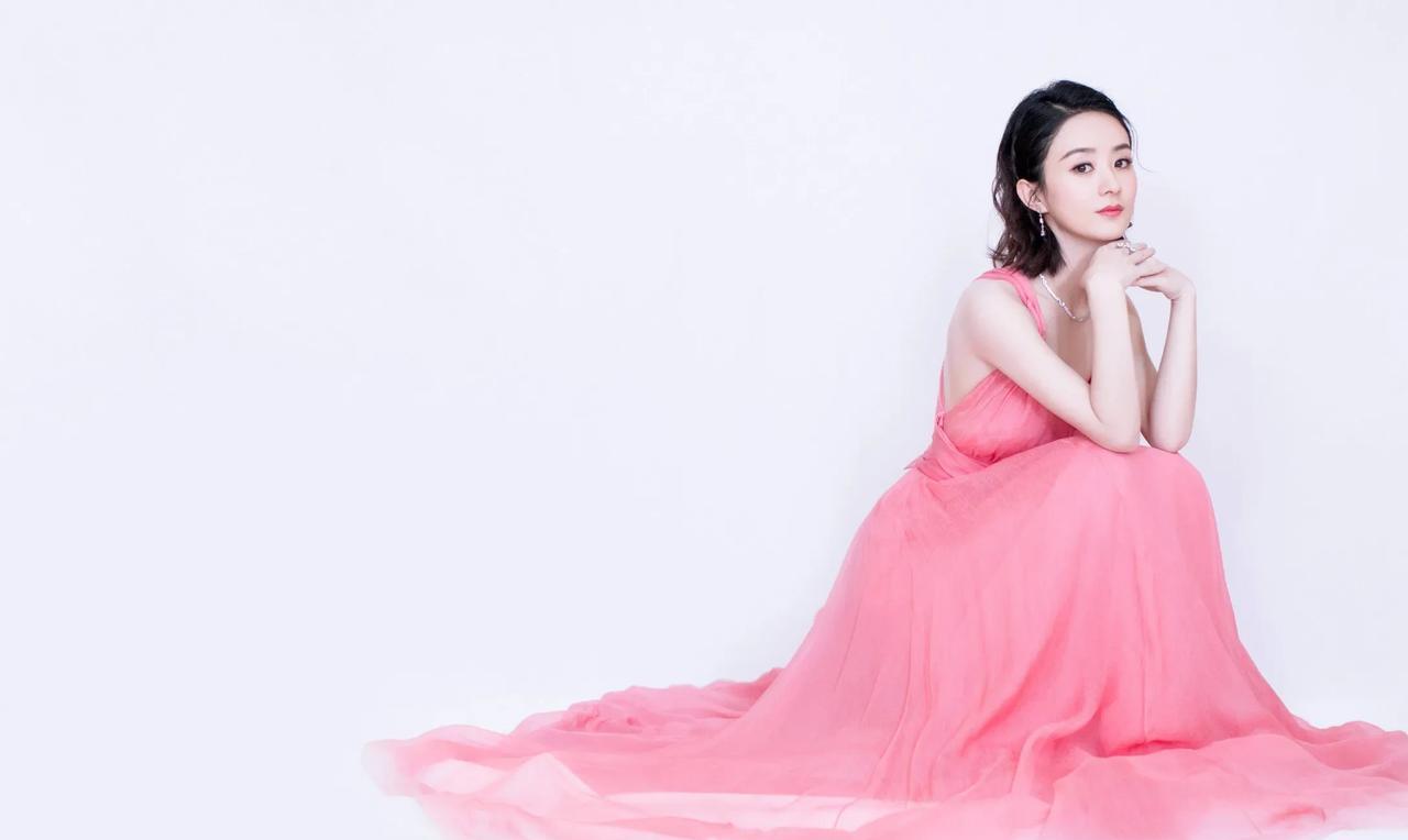 我是从《花千骨》喜欢上赵丽颖的。2015 年这部仙侠剧火得一塌糊涂，成了现象级剧
