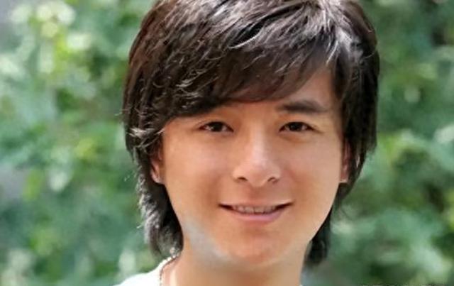错过汤唯，负了姜妍，被母亲拆散3段姻缘，如今46岁靠张新成爆