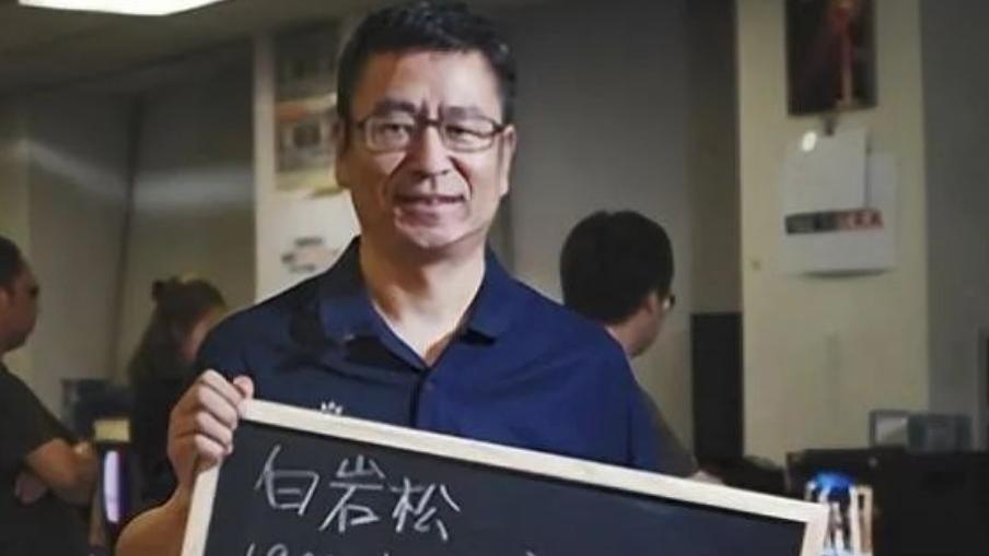 央视一哥白岩松被抑郁折磨暴瘦50斤，因两会上一个提议口碑暴增