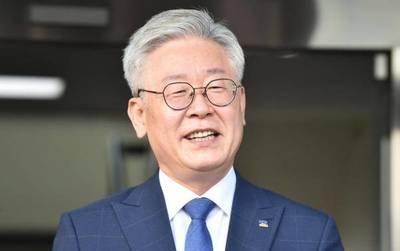 第3通电话打北京，李在明通话顺序有讲究，通话时间也比美日更长。韩国总统李在明在外