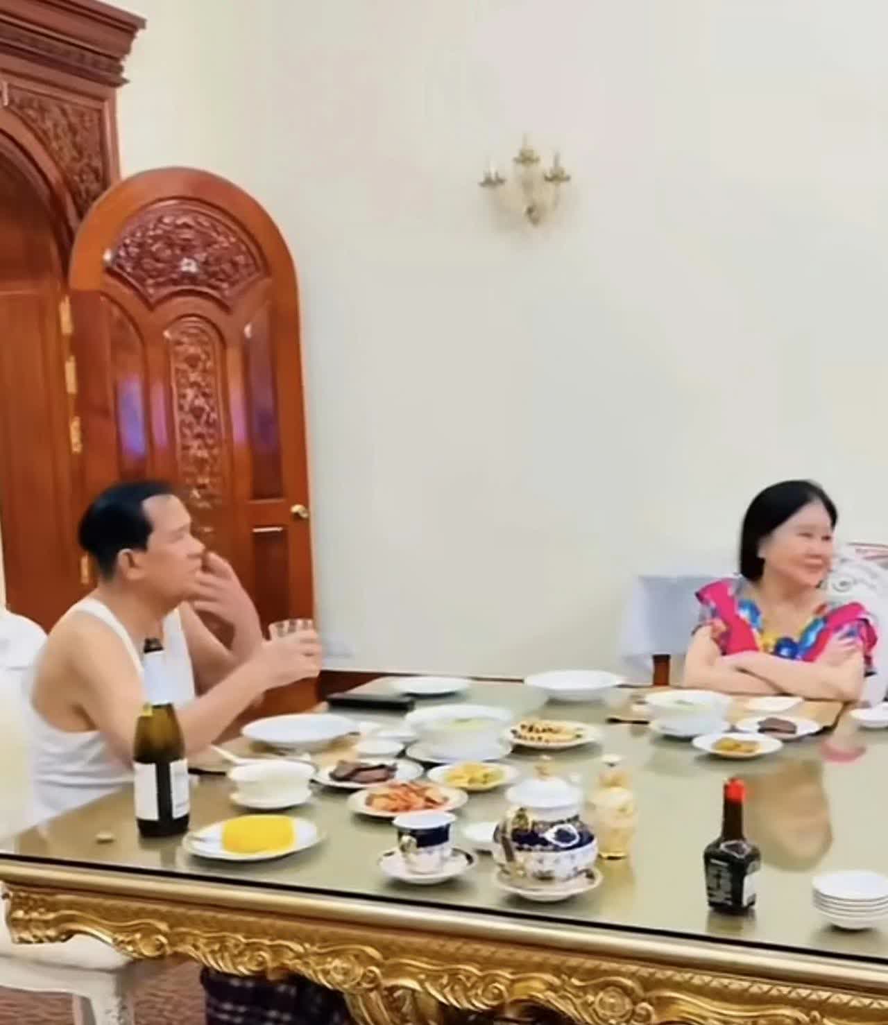 看了柬埔寨亲王洪森全家人吃饭的餐厅，有五个特点：
1、餐厅面积不小。餐厅至少1