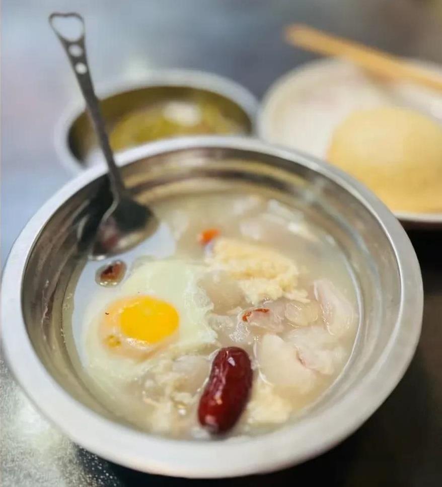 生物钟准点醒，正在犹豫要不要起床，小孩哥迈着小短腿奔向我。
“妈妈，快快起床，我