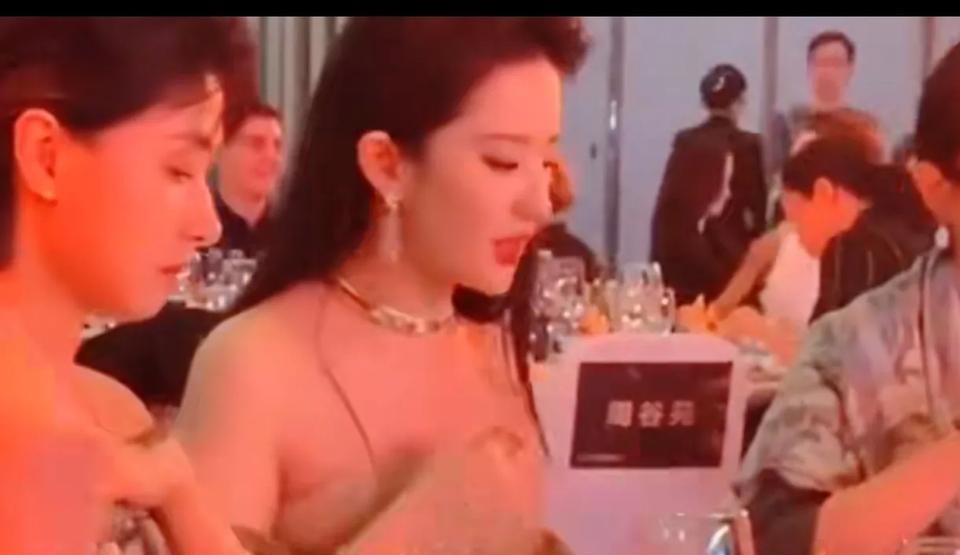 刘亦菲杀疯了！6月26日白玉兰提名晚宴内场，她一亮相直接美到窒息！20秒怼脸镜头