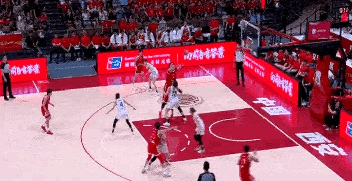 这个半场，中国女篮打得显然要费劲不少，日本队打的是快、突、投，给中国队的防线造成