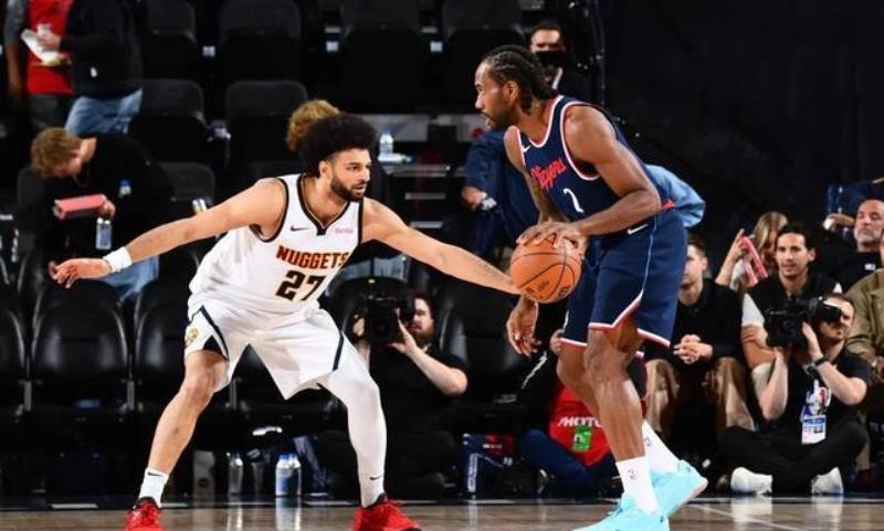 NBA没人看的确有原因，很多球迷觉得联盟为了利益在操控比赛。

我反复看了七遍直