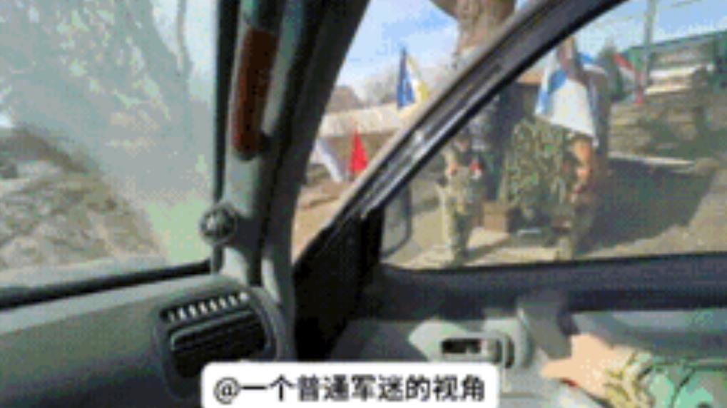 在通往库尔斯克的路上，俄罗斯著名军事记者斯拉德科夫发现了一个俄罗斯小孩在路边设立