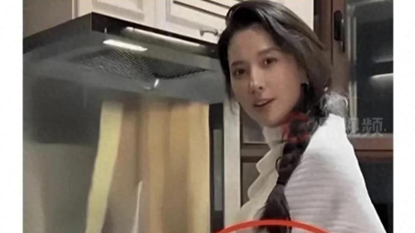 眼神拉丝学开课了！汪峰签约凝视，汪峰的春天里永远有“新女友”