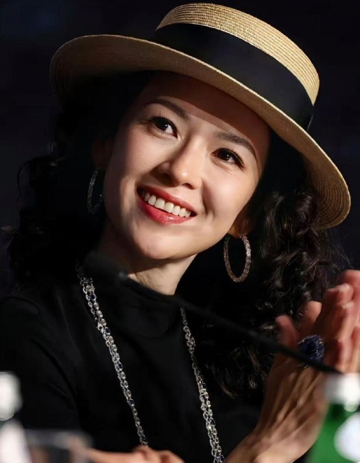 董璇为了女儿，不跟老公住一起。
我突然理解了章子怡。
懂了她为什么当初不带走女儿