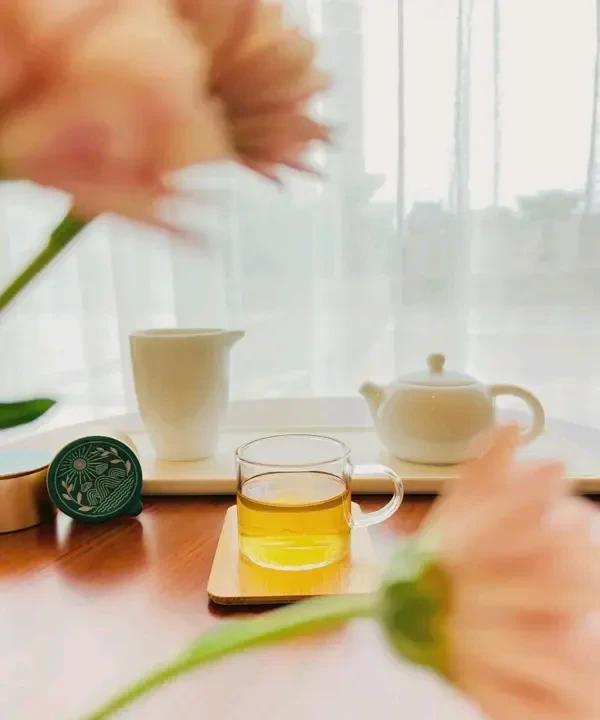 朋友已经50多岁了，自己做生意20多年了，生意做的相当不错，房车钱财一样不缺，在