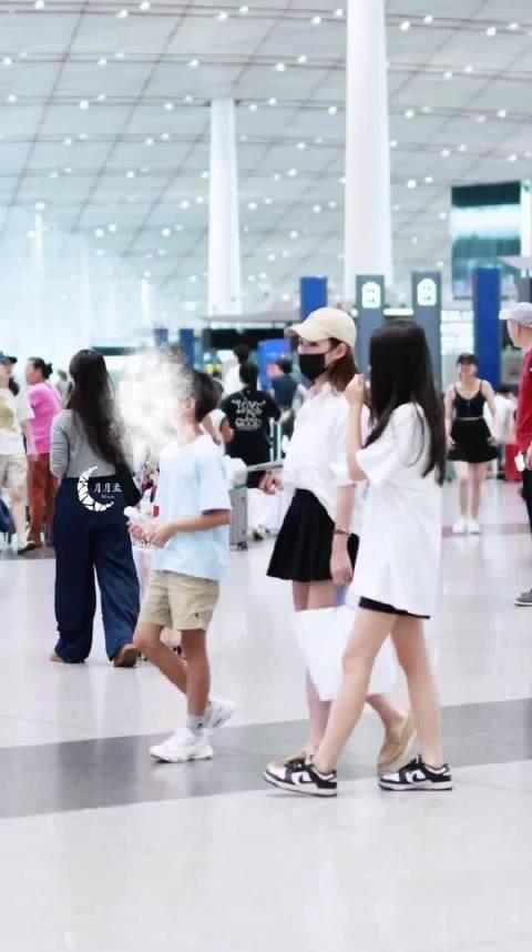 近日，马筱梅帶着汪小菲和大S的一双儿女亮相机场画面温馨和睦。值得一提的是小玥儿变