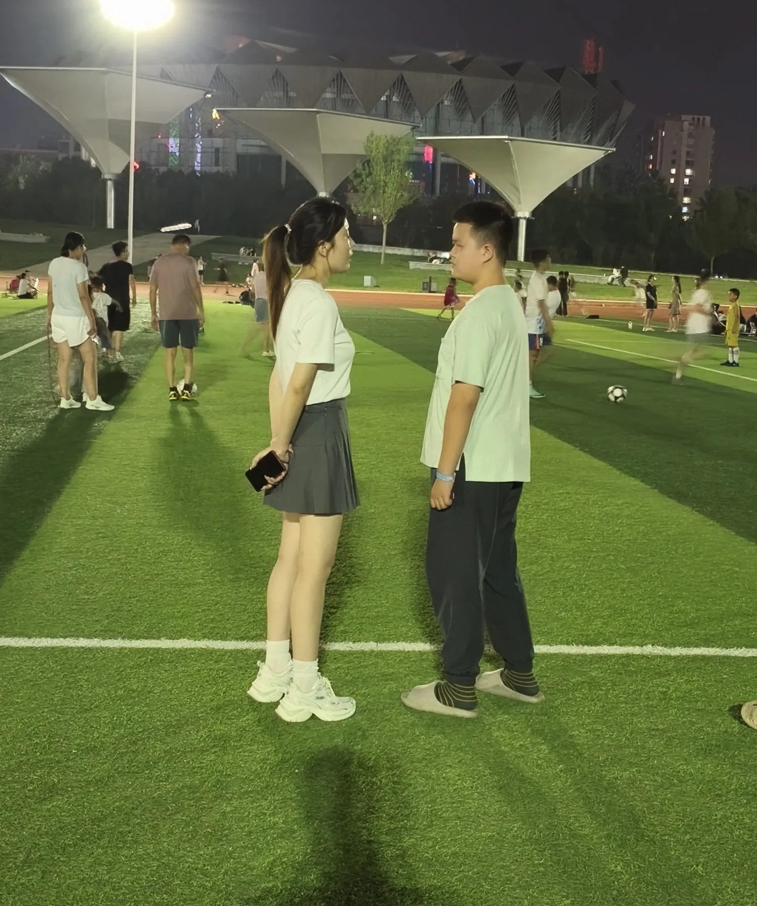 儿子要比妈妈高了，照样挨熊
