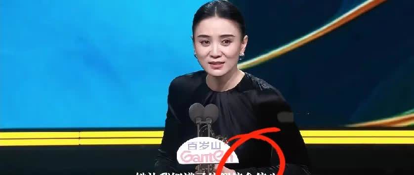 看见没？看书真的很有用

在获奖那么重要的场合，宋佳就穿了连衣紧身的长袖衣裙