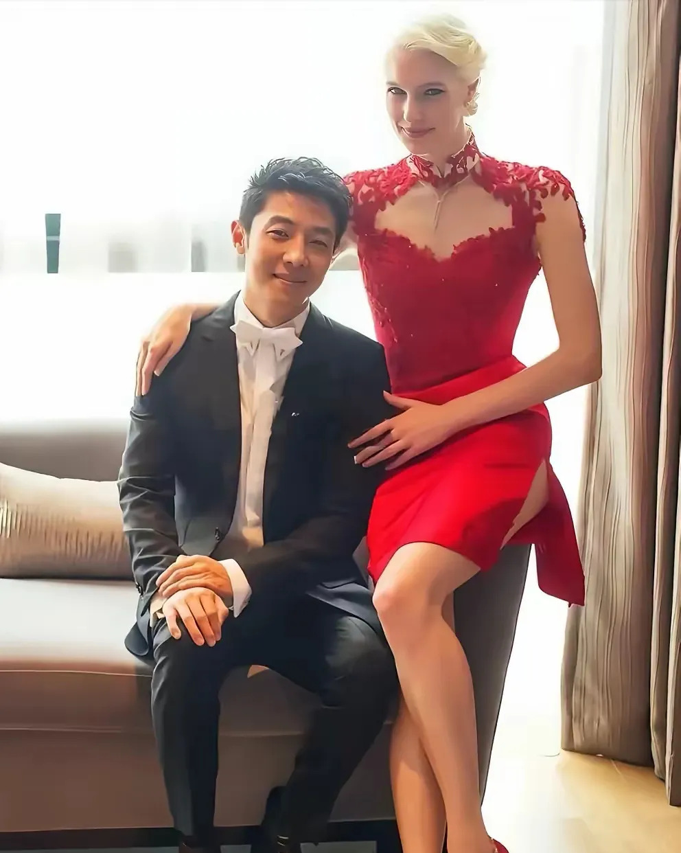 撒贝宁李白趣事











撒贝宁和加拿大妻子李白吵架，你敢信？李白居