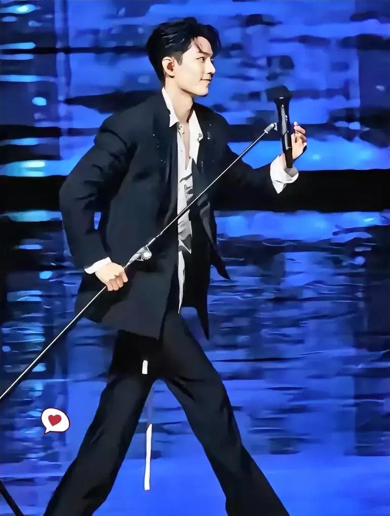 昨晚肖战演出结束后，
鞠躬90度后竟然拎起话筒就退场，真是没有架子！
更夸张的是