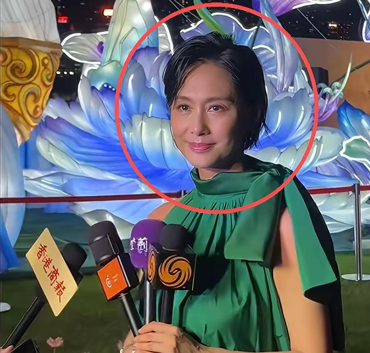 说句大实话吧
感觉朱茵的美貌一直被高估了
都说她的美貌在娱乐圈是有一席之地的，其