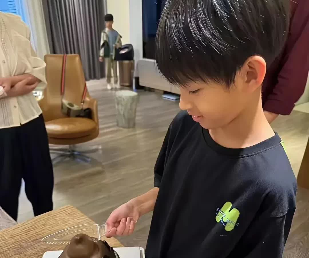 汪小菲晒儿子切蛋糕

又惹来不少人的恶评

大S走了

没有人管了
