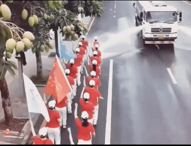 健身者大意了，只是他们谁能想到洒水车竟然没有关闭洒水开关，就这么直冲冲的过去了。