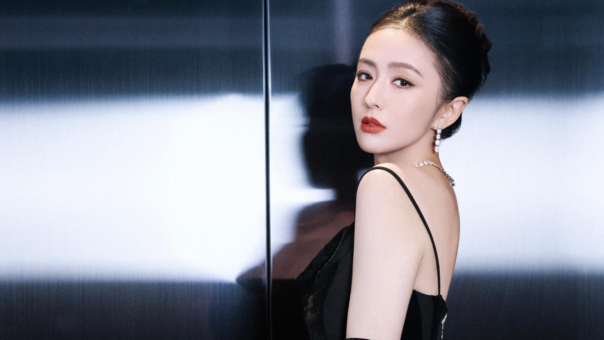 佟丽娅这波赢麻了！41岁黑裙吊带显曲线，沉淀后的惊艳更戳人