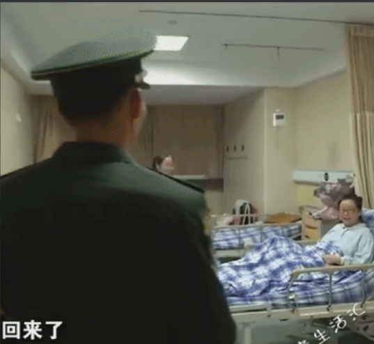 看哭了！一位丈夫参加阅兵，妻子患肿瘤瞒丈夫数月，军人丈夫回家后，献花、拥抱并将军