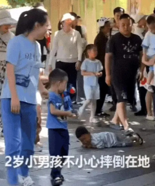 这2岁男孩火到人民日报了！重庆，2岁小男孩不慎摔倒在地，哇哇大哭！可妈妈看到后，