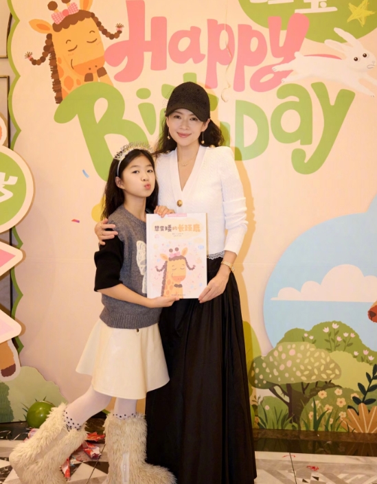 醒醒10岁了，章子怡的基因能把和汪峰的女儿颜值掰回成这样已经特别了不起了。

汪