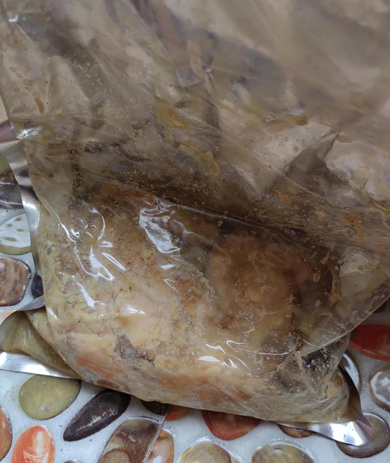 北阳台的臭味熏天，我找到那个涨袋的扒鸡后，找袋子想把臭扒鸡装起来扔掉。突然我发现