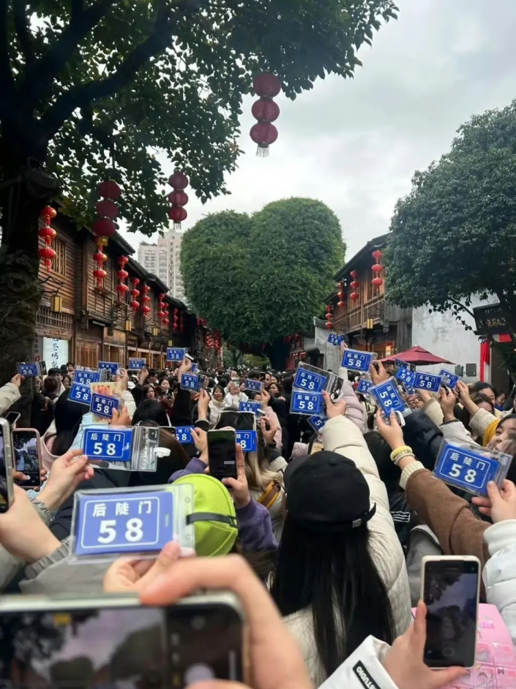 这啥意思？为啥都举一个门牌号啊