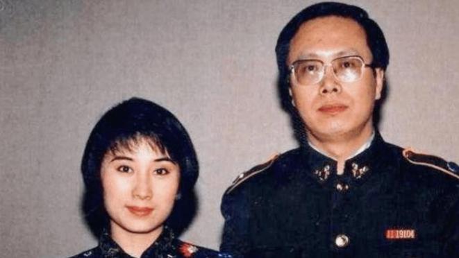 她宁愿放弃中国籍也要出国，离开丈夫儿子，两婚两离至今孤身