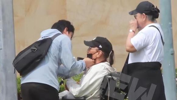 儿子忙着恋爱，老子忙着遛弯，谢霆锋和谢贤真不愧是父子俩！