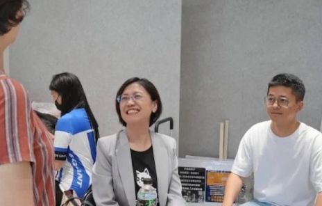 翁晓玲现身连署罢免吴沛忆！一句话温暖李孝亮

蓝绿大罢免持续，已有多个罢团陆续完