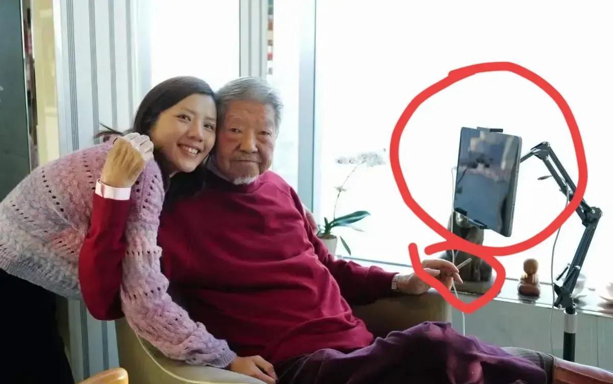 蔡澜的晚年生活太让人羡慕了。  
他长居香港半岛酒店套房，直面维港，月耗百万雇八