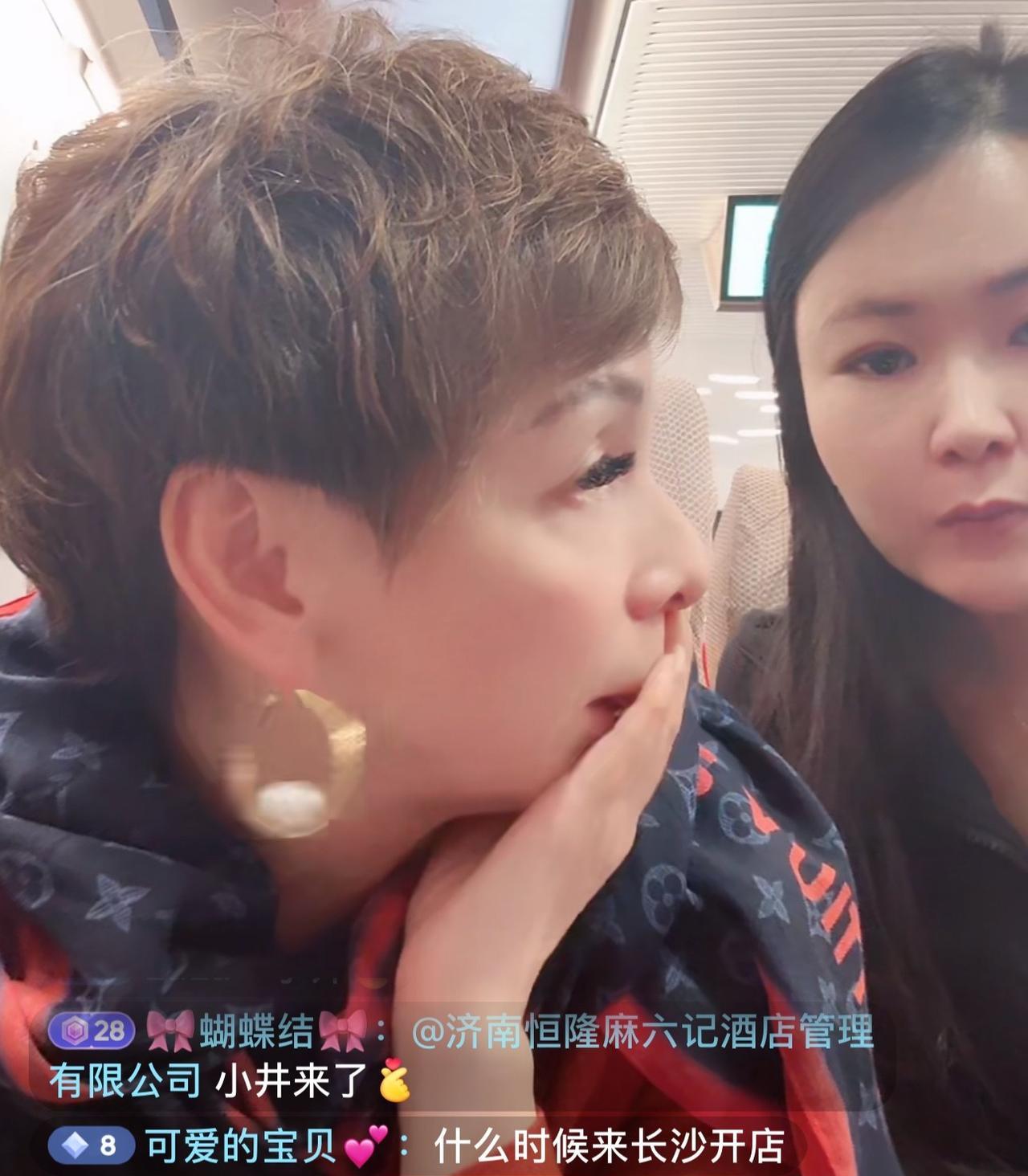 太逗了
洋洋和李文在回北京的高铁上直播，被其他乘客投诉到乘警那里，乘务员过来提醒